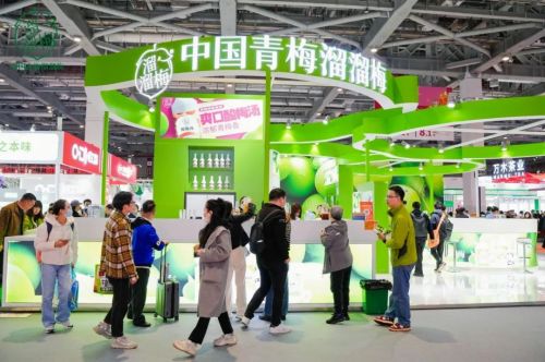 攜產(chǎn)品矩陣亮相展會，溜溜梅拓展青梅制品食用邊界，引領(lǐng)健康零食新風尚